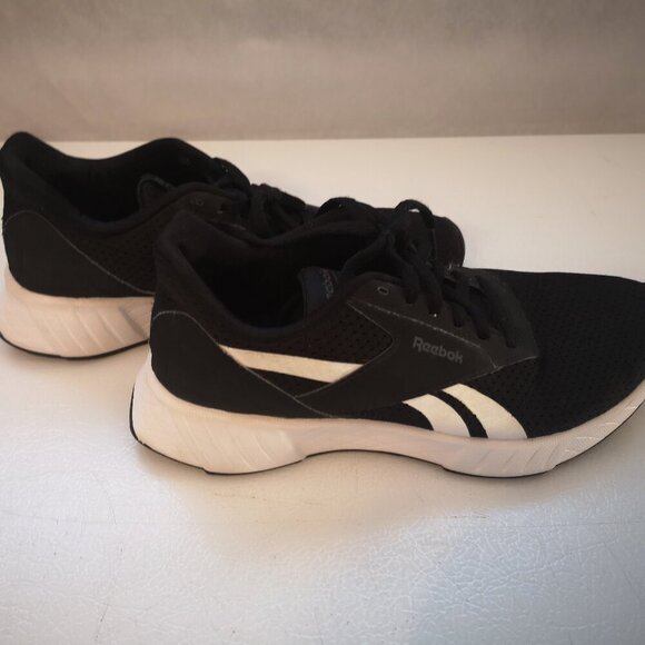 Reebok Ladies Size 7 Black & White Lace Closure Sneakers - Picture 3 of 8